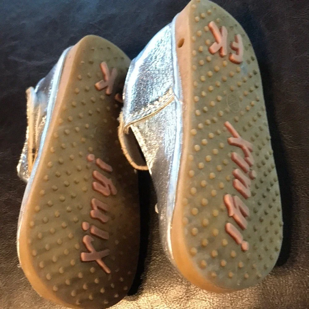 Tinyi‎ Silver Metallic Toddler Mary Jane Shoes Gold Flower Applique Size 6 DMJ